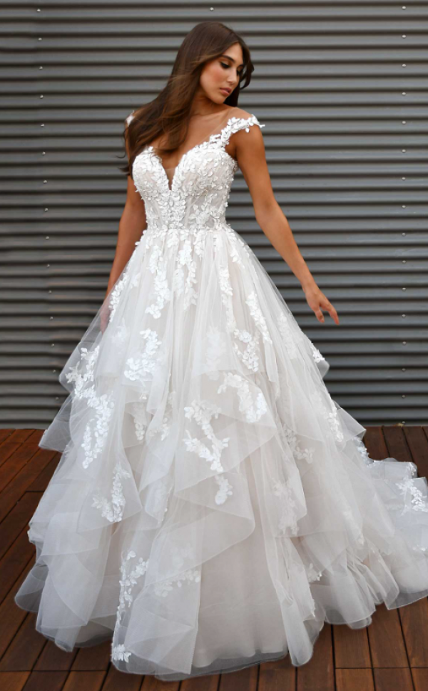 Gaun Ball Gown dengan rok berlapis